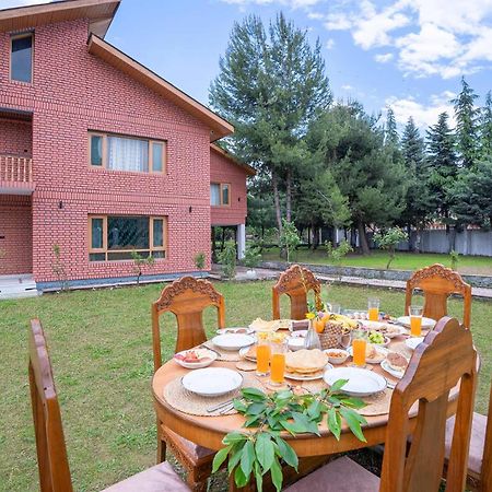 Stayvista At Pinewood Villa - Pet Friendly Villa With Lawn & Pool Table Срінагар Екстер'єр фото