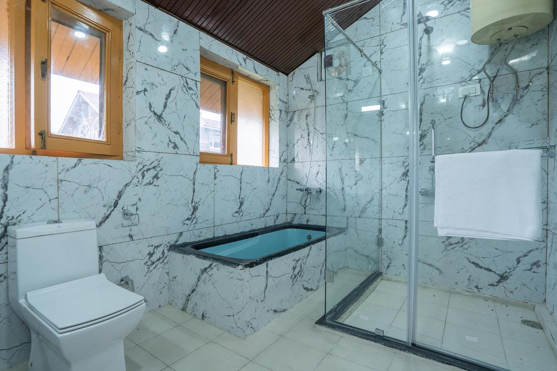 Stayvista At Pinewood Villa - Pet Friendly Villa With Lawn & Pool Table Срінагар Екстер'єр фото