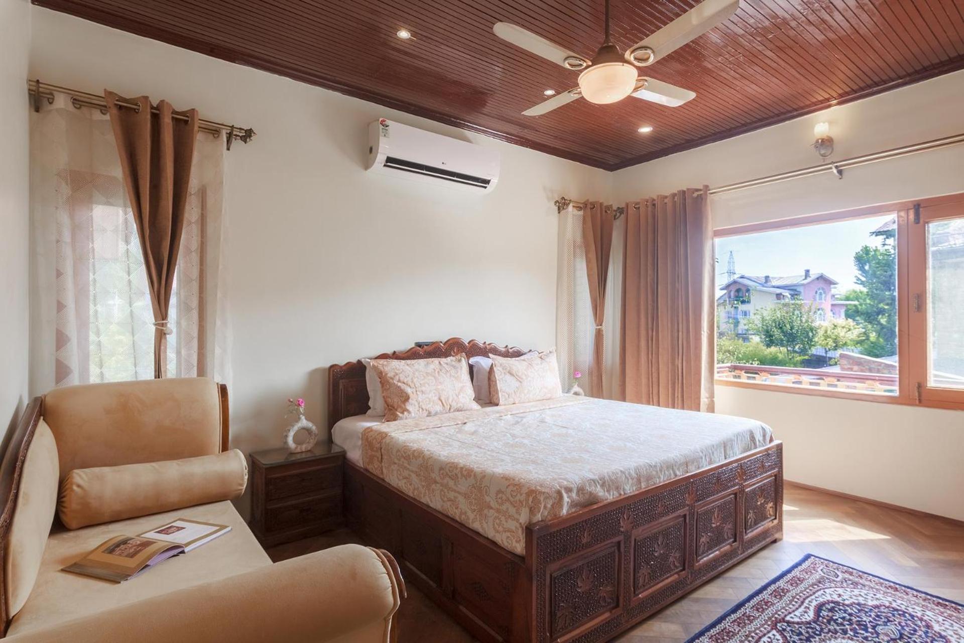 Stayvista At Pinewood Villa - Pet Friendly Villa With Lawn & Pool Table Срінагар Екстер'єр фото
