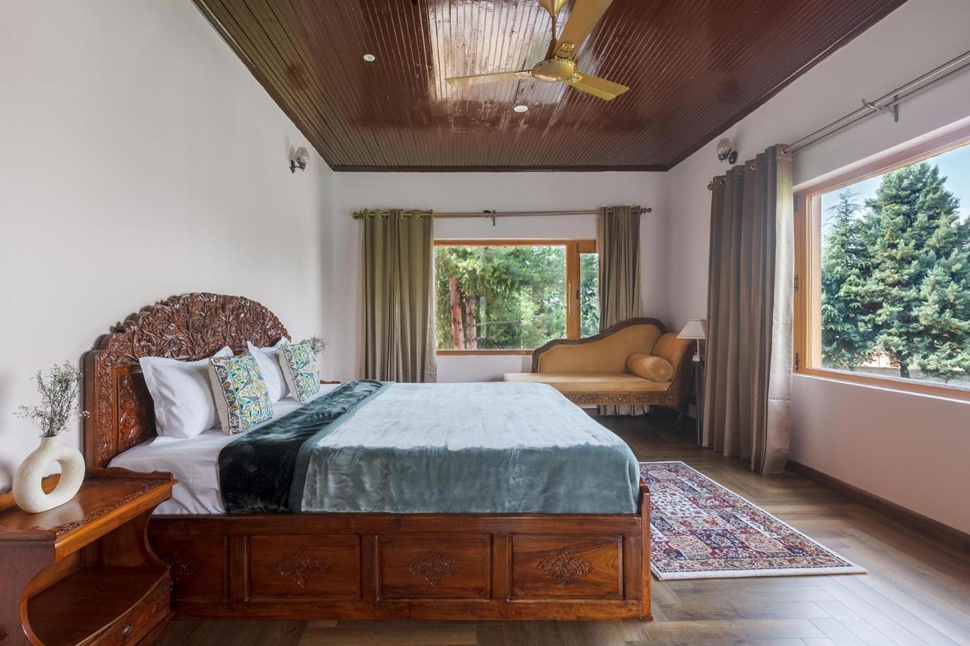 Stayvista At Pinewood Villa - Pet Friendly Villa With Lawn & Pool Table Срінагар Екстер'єр фото