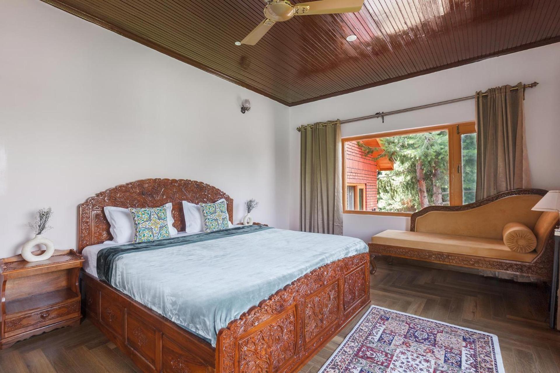 Stayvista At Pinewood Villa - Pet Friendly Villa With Lawn & Pool Table Срінагар Екстер'єр фото