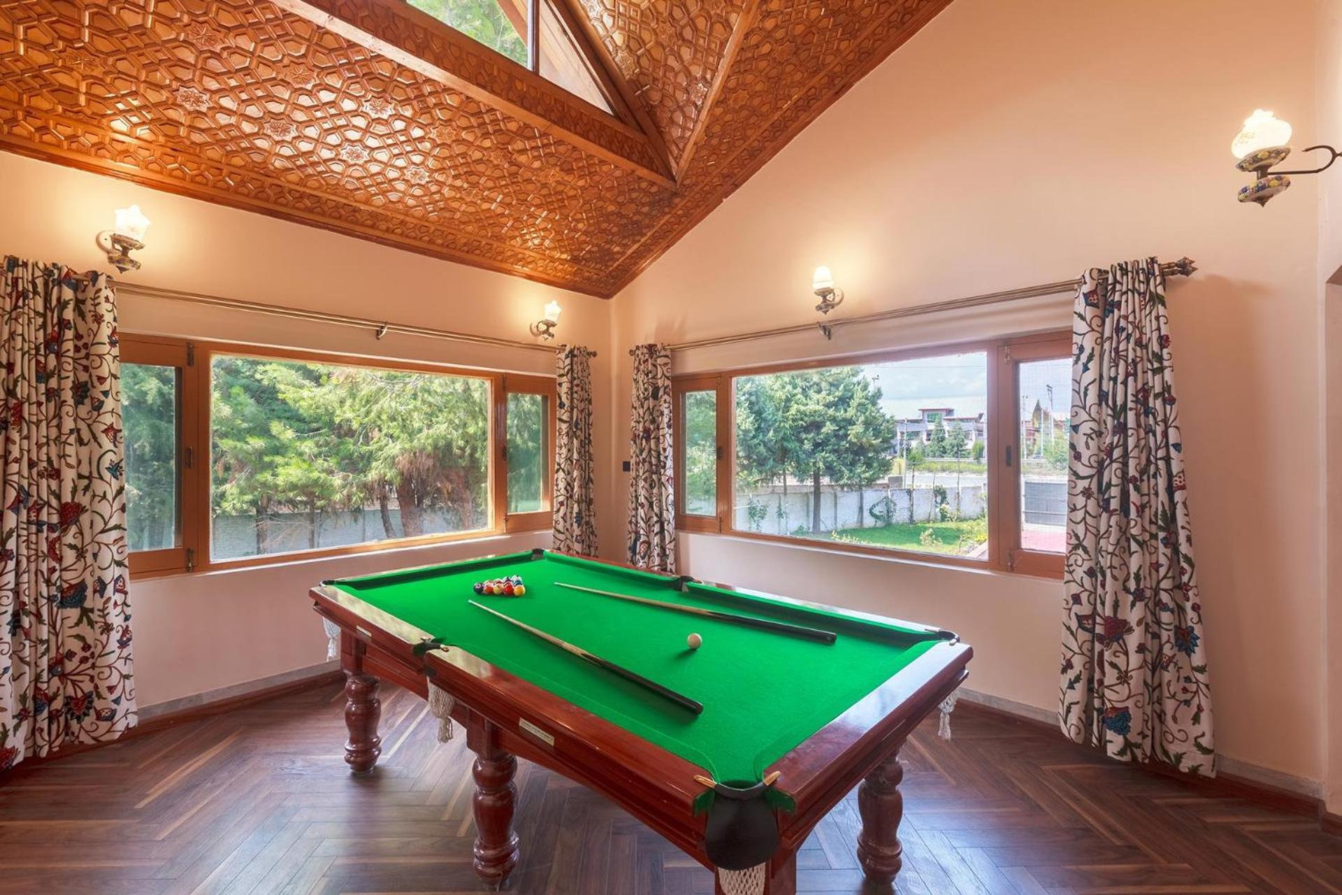 Stayvista At Pinewood Villa - Pet Friendly Villa With Lawn & Pool Table Срінагар Екстер'єр фото