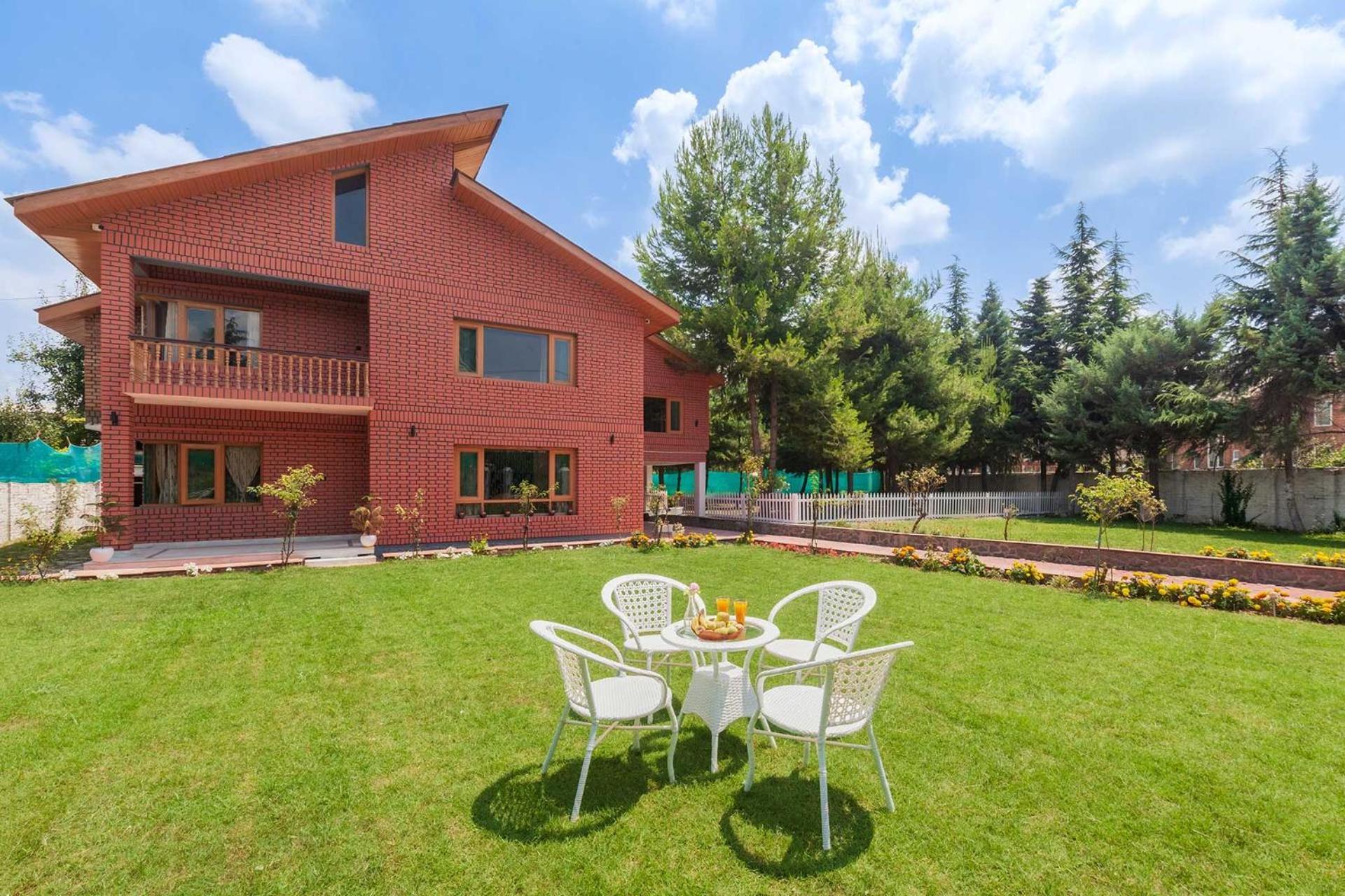 Stayvista At Pinewood Villa - Pet Friendly Villa With Lawn & Pool Table Срінагар Екстер'єр фото