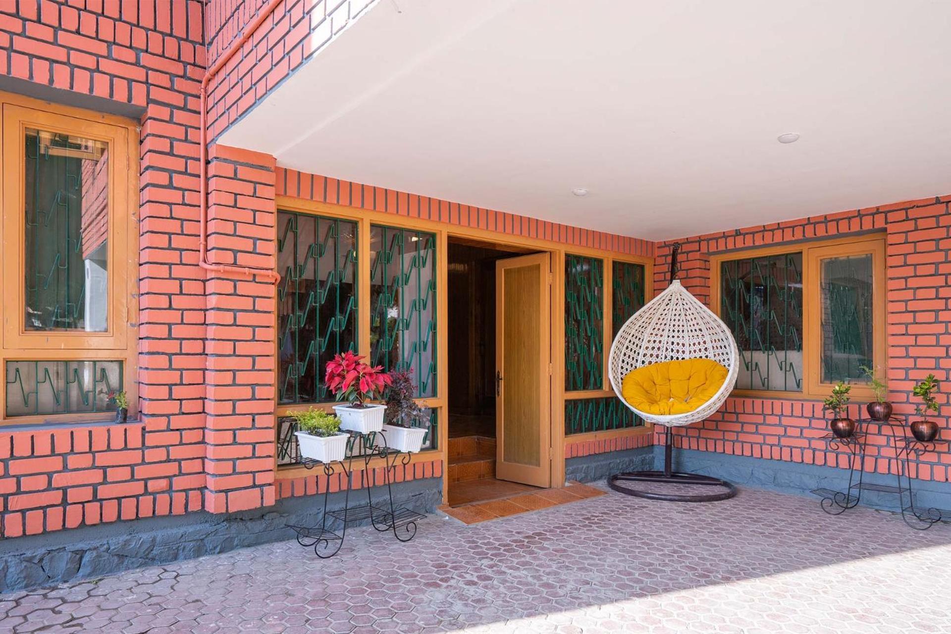 Stayvista At Pinewood Villa - Pet Friendly Villa With Lawn & Pool Table Срінагар Екстер'єр фото