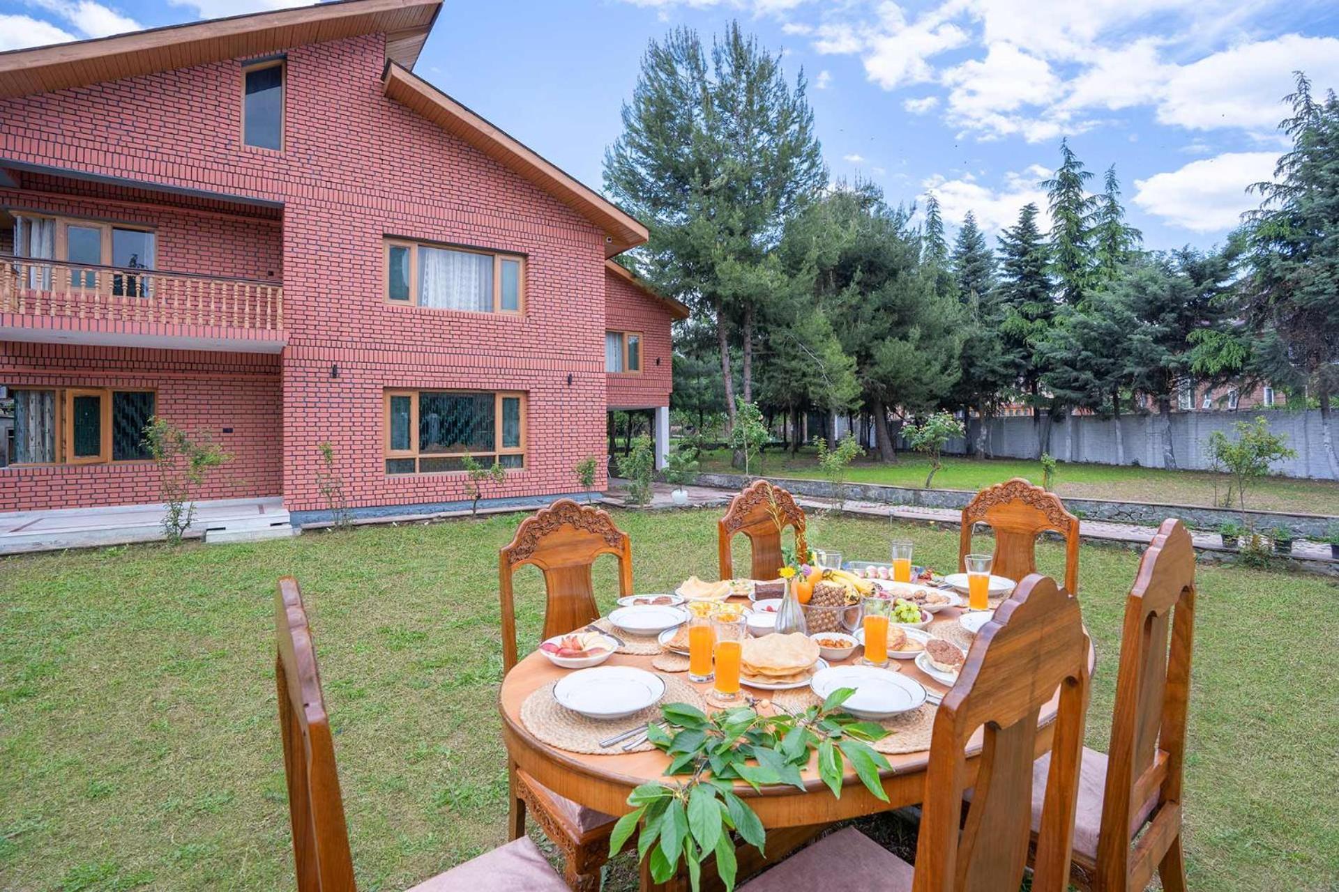 Stayvista At Pinewood Villa - Pet Friendly Villa With Lawn & Pool Table Срінагар Екстер'єр фото